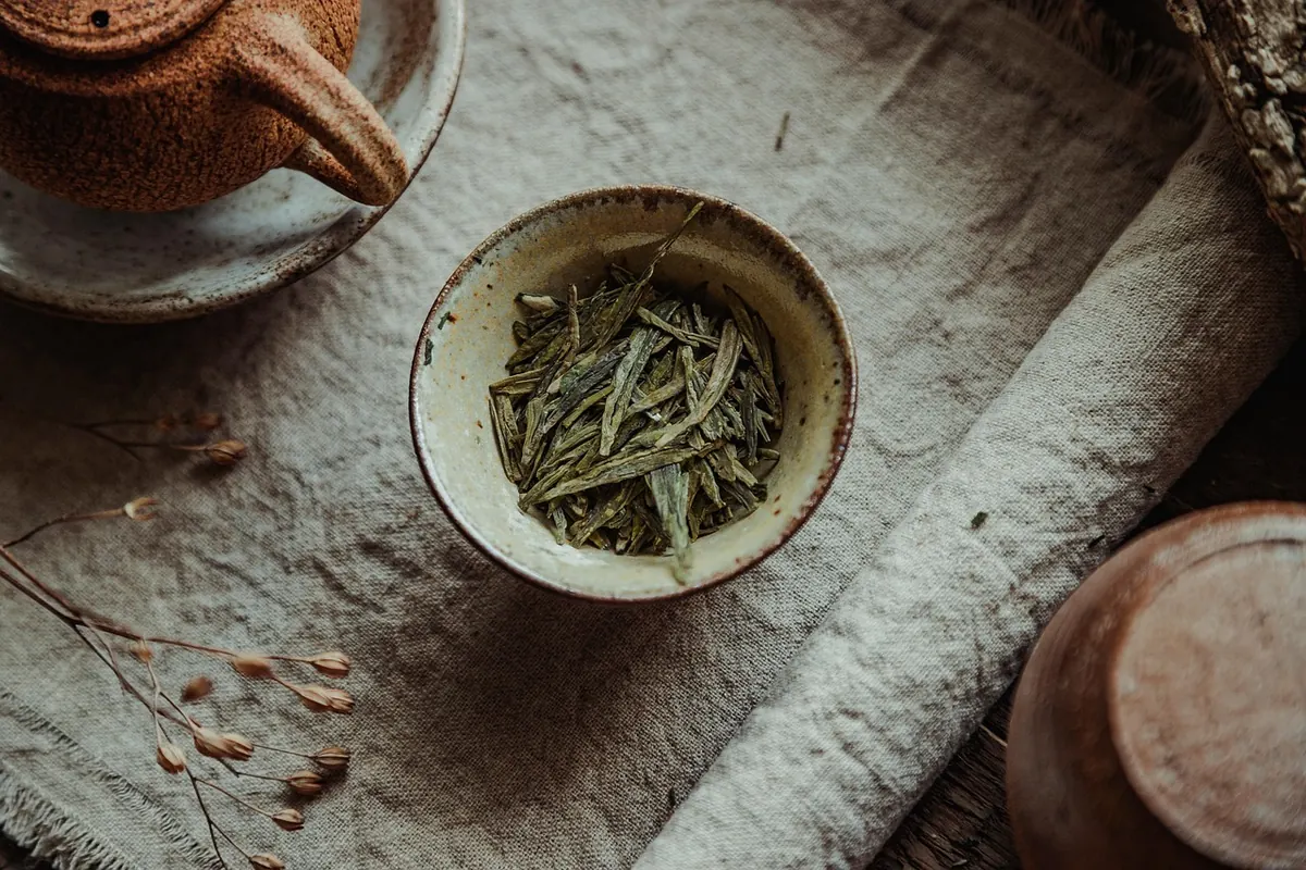 Loose-Leaf Brewing in a Teapot: Temperature, Timing, and Leaf Ratio Guide